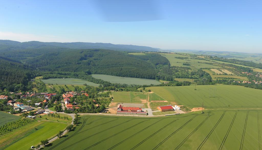 ホテルRanc Milovice Milovice  エクステリア 写真